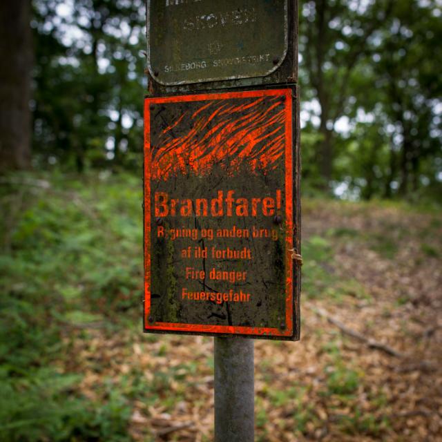 Skilt: Brandfare! Rygning & brug af åben ild forbudt, DK, GB