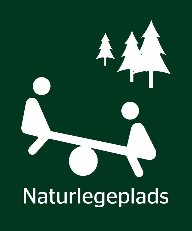 Skilt: Naturlegeplads, m/tekst og børn på vippe, 12 x 10 cm